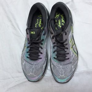 Heavy support ASICS running shoes with light wear!